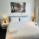 Modern Luxury 2 Bedroom Apartment In London Excel